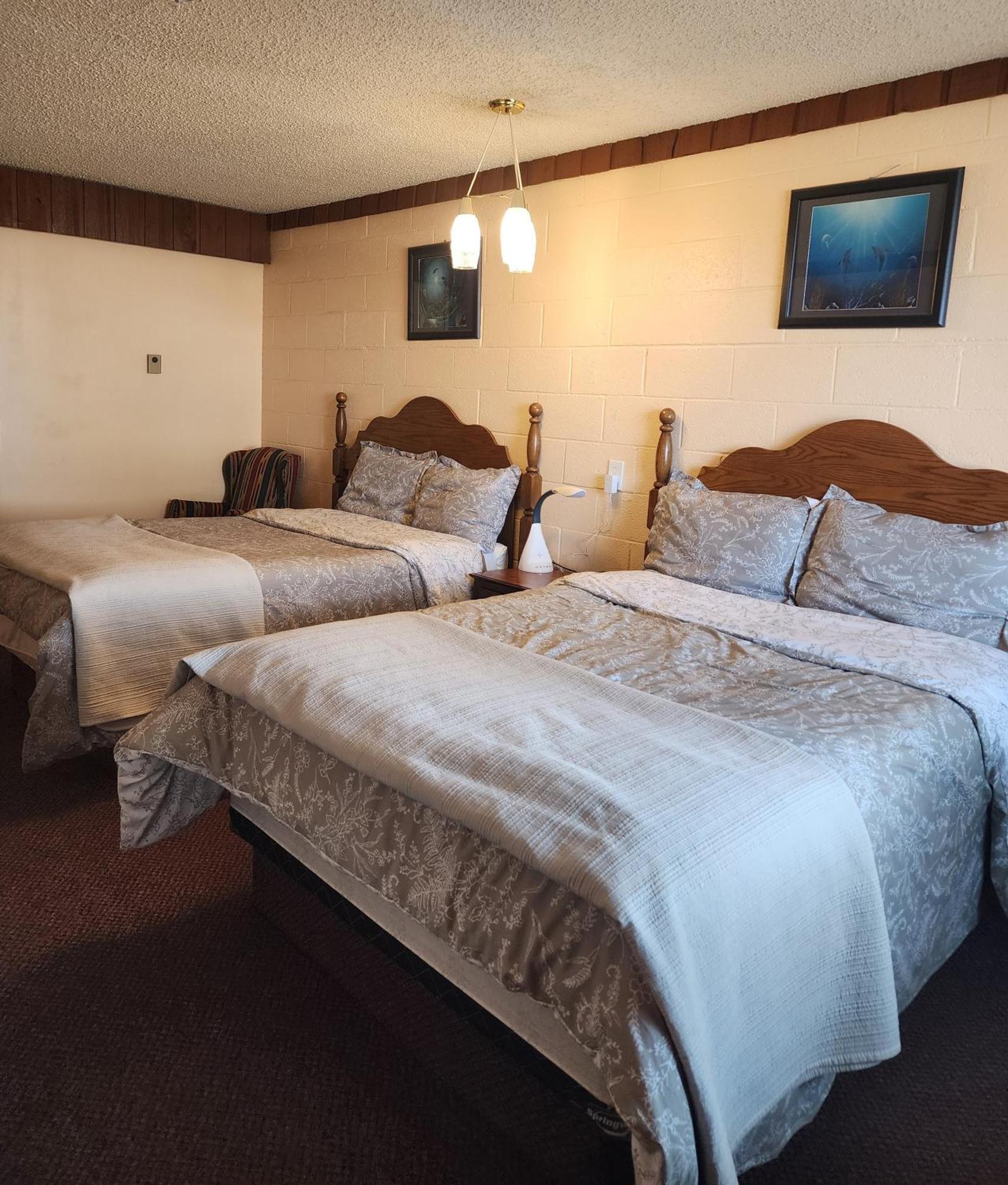 Cedar Villa Motel Foremost Екстериор снимка